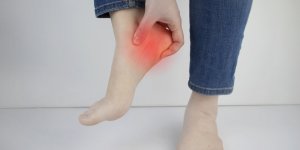 Aponevrosite plantaire : les solutions d-un kine pour se debarrasser de ces douleurs 