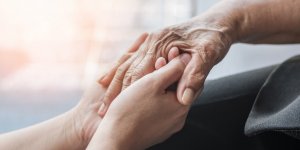 10 facons de prendre soin des mains, un des premiers signes de l-age