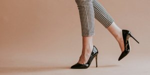 Jambes lourdes : 5 mauvaises habitudes qui favorisent l’insuffisance veineuse