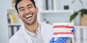 Hygiene bucco-dentaire : jet ou brossettes, quel est le mieux ? 