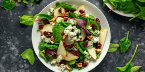 Minceur : quels fromages des salades d’ete sont les plus caloriques ?