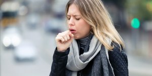 Toux : un medecin generaliste nous alerte sur les 5 cas ou elle doit inquieter