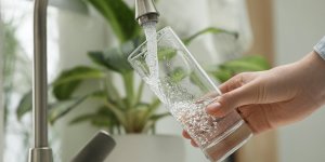 Eau du robinet : 5 bonnes facons de la stocker pour eviter les bacteries