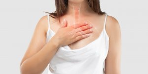 Cancer de l’œsophage : les 5 symptomes qui apparaissent lorsque vous mangez