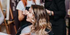 Coloration capillaire : 5 couleurs qui rajeunissent en 2022