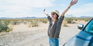 Vacances d’ete : les 5 etirements a faire apres un long trajet 