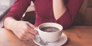 Maladies cardiovasculaires : boire plus de 6 tasses de cafe par jour augmente les risques