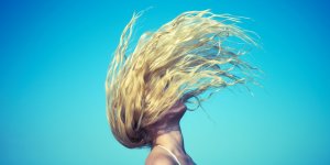 Vos cheveux vieillissent 6 fois plus vite que votre visage selon une etude