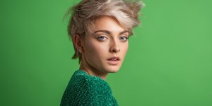 Cheveux : 10 coiffures pour paraitre plus grande