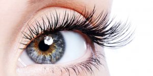 5 vitamines pour favoriser la pousse des cils