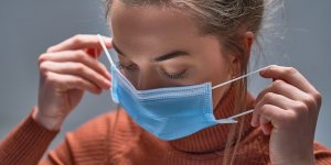 Covid : 9 lieux ou vous devriez continuer a porter le masque