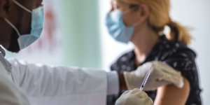 Vaccin AstraZeneca : les effets secondaires observes en France