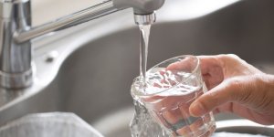Eau du robinet : comment elle ruine votre peau et vos cheveux