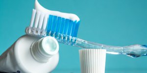 Dents sensibles : les 7 meilleurs dentifrices