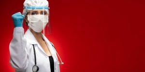 Visiere de protection anti Covid-19 : tutoriel facile d-un medecin pour la fabriquer !