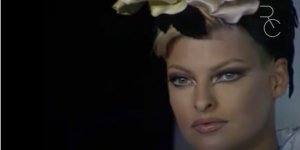 Linda Evangelista : victime d’une chirurgie ratee, elle devoile son visage defigure
