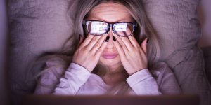 Yeux fatigues : 6 astuces pour supporter les ecrans