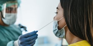 Cas contact Covid-19 : que faut-il faire en juillet 2022 ?