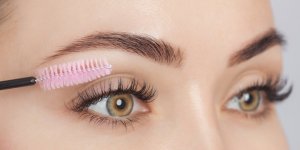 7 erreurs que vous faites avec vos sourcils qui vous font paraitre plus agee