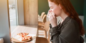 Nez qui coule en mangeant : les 6 aliments coupables