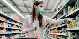 Covid-19 : ces aliments et emballages sur lesquels le virus reste apres les courses
