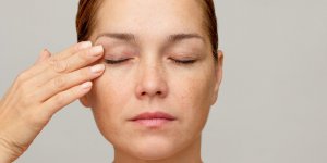 7 raisons pour lesquelles vous vous reveillez le matin avec les yeux gonfles