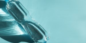 Les eaux en bouteille qui contiennent le plus de polluants