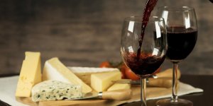  Fromage, vin rouge... Ces 5 aliments festifs qui peuvent retarder Alzheimer 