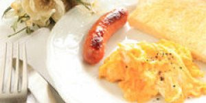 Oeufs brouilles et saucisse
