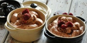 Mousse au chocolat aux pepites de chocolat blanc et aux framboises