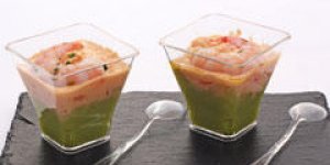 Puree d-avocats, sauce cocktail et crevettes en verrine