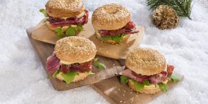 Mini bagels pastrami, tomates sechees et moutarde au miel 