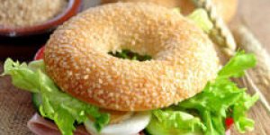 Bagel croquant au fromage frais et au jambon