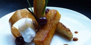 Brioche facon perdue a la noix de coco, ananas roti et griotte, sauce au caramel laitier