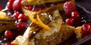 Foie gras poele sur tranches de pain d-epices et fruits rouges