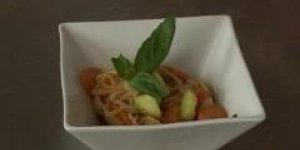Nouilles de riz aux legumes et sauce pimentee