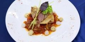 Darne de lieu a la sauce tomate