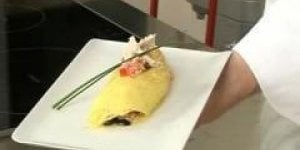 Omelette roulee au saumon fume et aux olives
