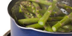 Asperges vertes cuites a la vapeur