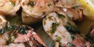 Brochettes de calamars et de gambas grilles