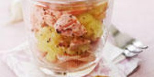 Verrines de parmentier de saumon, puree et chips d-ail
