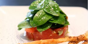 Tartare de tomates et pousses d’epinards, grissinis au cumin