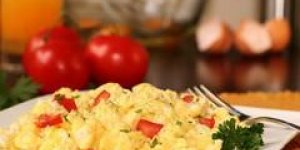 Oeufs brouilles a la mediterraneenne