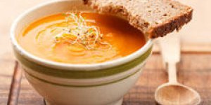 Potage aux carottes, oranges et dinde