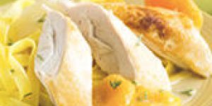 Poularde pochee au Coteaux du Layon servie sur un nid d-abricots