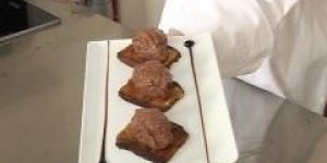 Mousse au chocolat, pain d-epices flambe au rhum