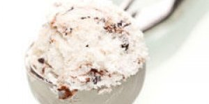 Glace a la vanille et aux eclats de Toblerone