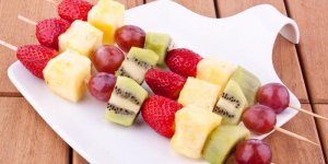 Brochettes de fruits a la creme de citron