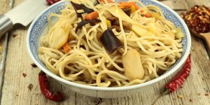 Nouilles sautees aux champignons noirs