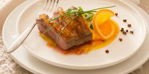 Magret de canard laques a la marmelade d-oranges ameres
